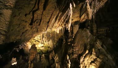 Sarkıtlar ve dikitlerle dolu yeraltı mağarası