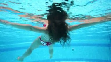 Sualtı görünümüne geri kız