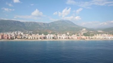 Deniz, dağ ve sahil şeridi görüntüleyin