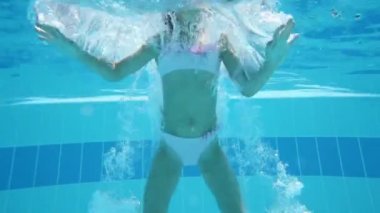 Küçük kız havuza atladı