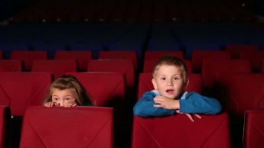 Korkunç bir film izlerken kız ve erkek