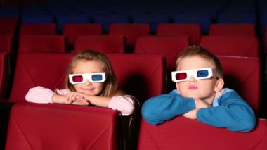 Kız ve erkek sinemada 3d gözlük