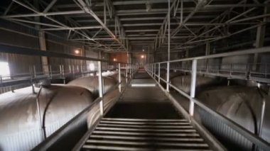 Köprü büyük sarnıç ile karanlık hangarda