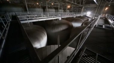 Birçok metal sarnıçlar karanlık atölye