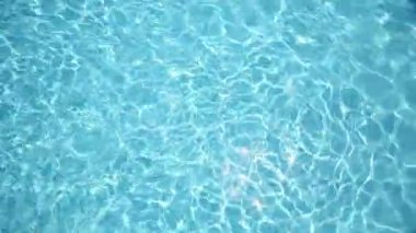 Oğlan mavi havuzunda yüzüyor