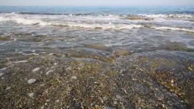 Boş sahil şeridi üzerinde ışık sörf