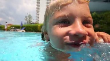 Küçük kız havuzda eğlenir