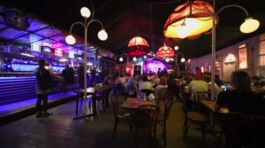 İnsanlar oturmak kafe-kulüpte Gogol