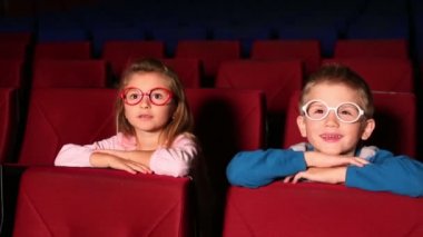 Küçük kız ve erkek film izlerken