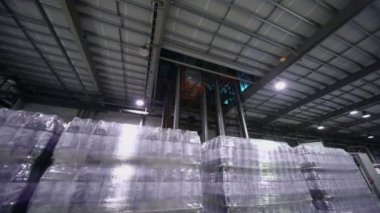 Mallar yığını yakınındaki ile Asansör iner