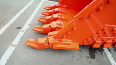 Turuncu kova kirli asfalt taşır