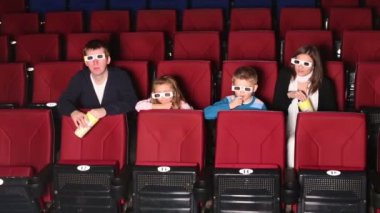 3D film izlerken aile