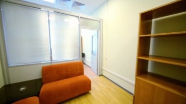 Resepsiyonda küçük boş ofis kanepeler