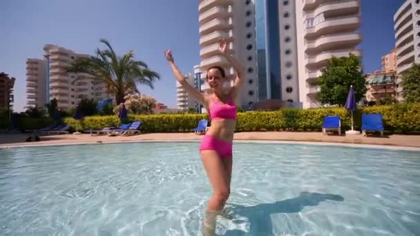 Jovem bela mulher dança barriga — Vídeo de Stock