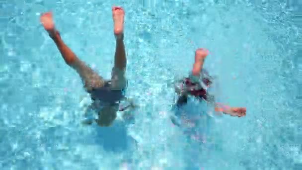 Dois meninos se divertir na piscina — Vídeo de Stock