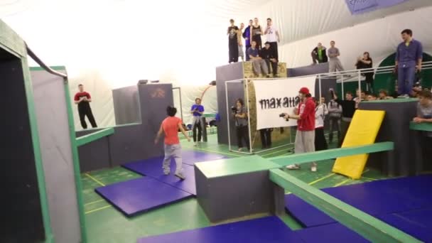 Jovem mostra salto mortal em competições — Vídeo de Stock