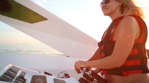 Mujer feliz en chaleco salvavidas veleros barco — Vídeo de stock
