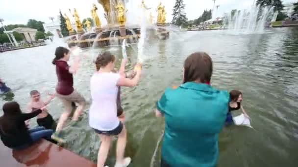 Chicas saltando en la fuente — Vídeos de Stock