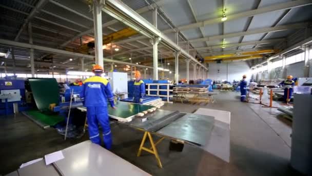 Trabajadores en taller de fabricación en planta — Vídeos de Stock