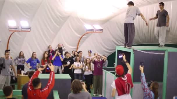 점프를 수행 하는 무료 러너 — 비디오