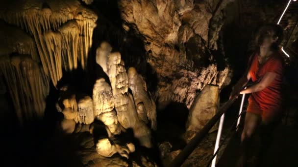 Jonge vrouw in oude ondergrondse grot — Stockvideo
