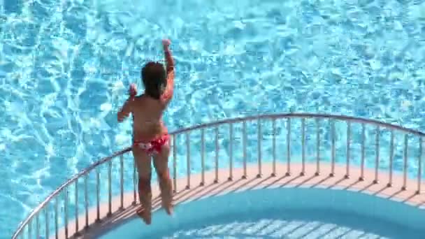 Rücken von Mädchen im Badeanzug tanzen — Stockvideo