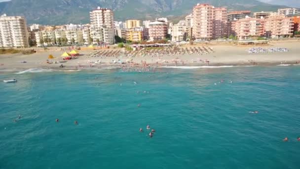 As pessoas se divertem na praia do mar — Vídeo de Stock