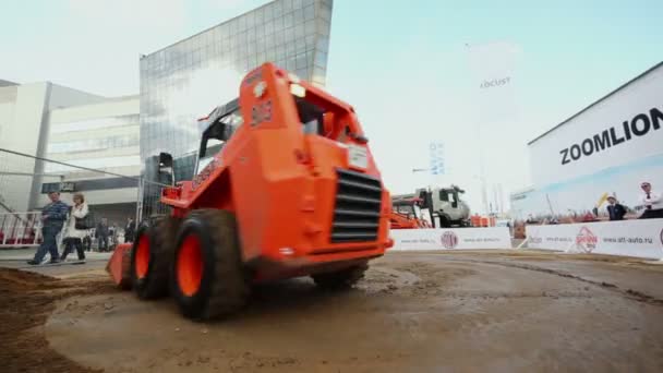 Man in locust loader — Stock Video