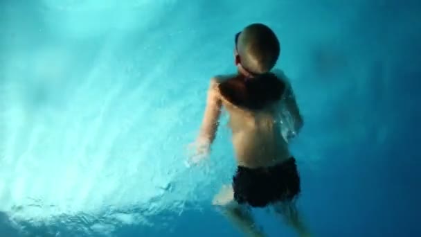 Junge schwimmt unter Wasser — Stockvideo