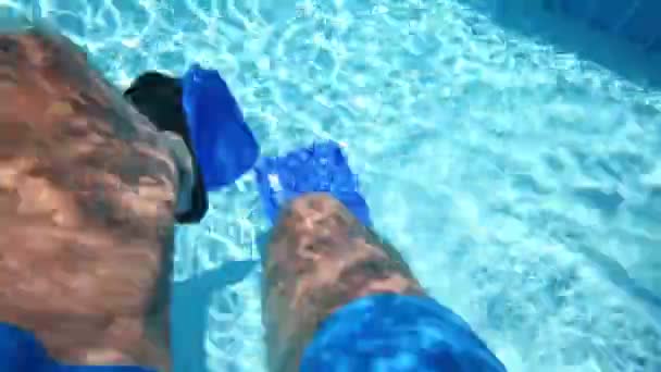 Swimming male legs in blue flippers — Stock Video