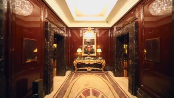 Velká váza zrcadla v luxusním sále — Stock video