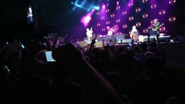 Åskådare rec telefon på konsert av Daughtry — Stockvideo