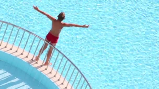 Boy takes sunbath on separating ledge — Stock Video