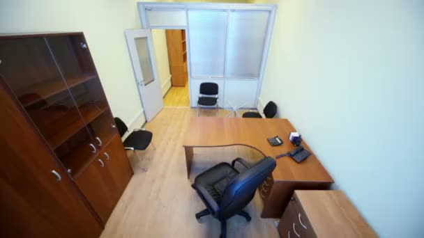 Intérieur du petit bureau vide 