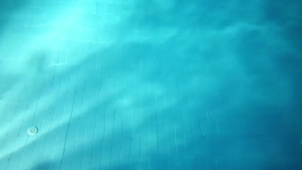 Junge im Schwimmbad — Stockvideo