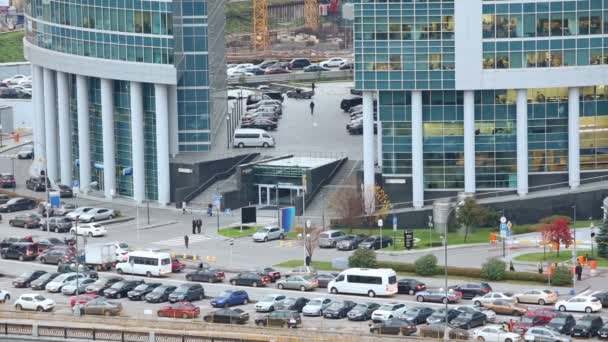 Parking près de l'entrée dans le gratte-ciel — Video