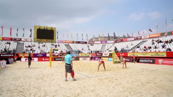 Equipos femeninos juegan voleibol playa — Vídeos de Stock