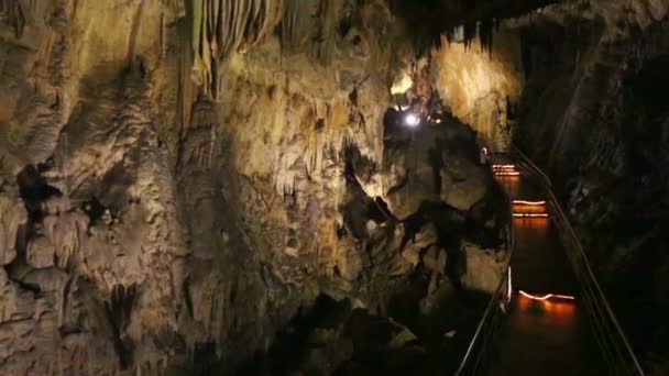 Pasarela vallada en antigua cueva subterránea — Vídeo de stock