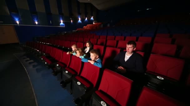 Familia en gran sala de cine vacía — Vídeo de stock