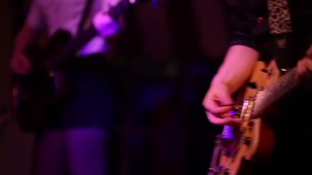 Joven hombre y mujer tocar guitarras — Vídeo de stock