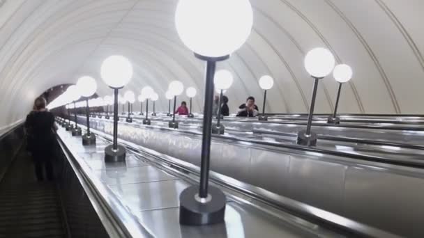 La gente monta en escaleras mecánicas en metro — Vídeos de Stock