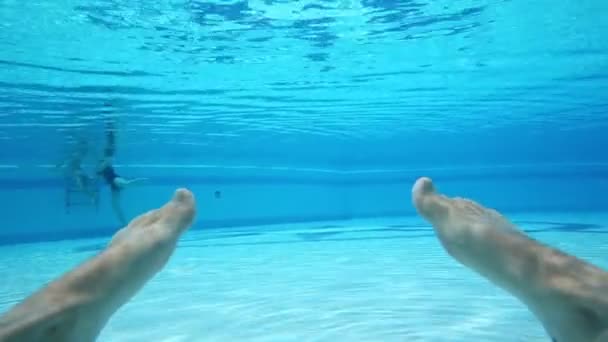 Mans feet in water in pool — Stock Video