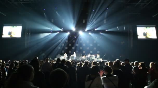 Натовп вболівальників на концерті Daughtry — стокове відео