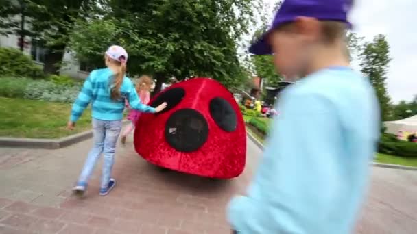 Kinderen op Iii Moscow Festival van marionetten — Stockvideo