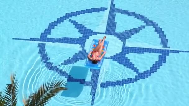 Mooi meisje in zwembroek op lucht matras — Stockvideo
