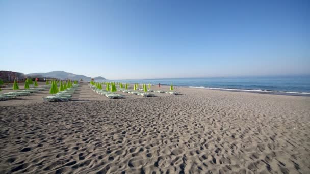 Playa vacía con filas de sofás — Vídeo de stock