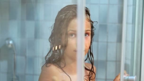 Маленька дівчинка закриває душові двері — стокове відео