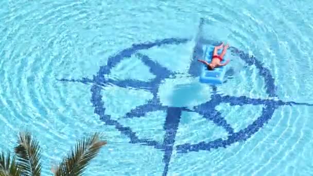 Garçon flotte sur matelas gonflable dans la piscine — Video