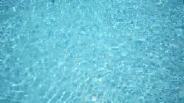 Twee tienerjongens sprong in zwembad — Stockvideo