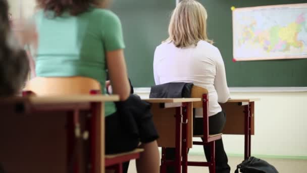 Eltern hören Lehrer bei Besprechung zu — Stockvideo